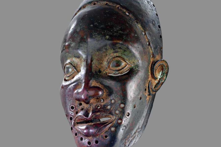 Maske eines Oni von Ife. Maske eines Oni von Ife. Ovale Gesichtsform. Unter den konturierten Augen Aussparungen als Sehschlitze. Geblähte Nasenflügel. Öffnungen an Nase und Mund. Lochreihen am Rand, Haaransatz und der Bartgegend. Konturierte Lippen. Ohren in abstrahierter Form. Vom Gesicht abgesetzter Rand. Eingedrückt...  Ausrufnummer: 1232 Ausrufpreis: 42000 Euro