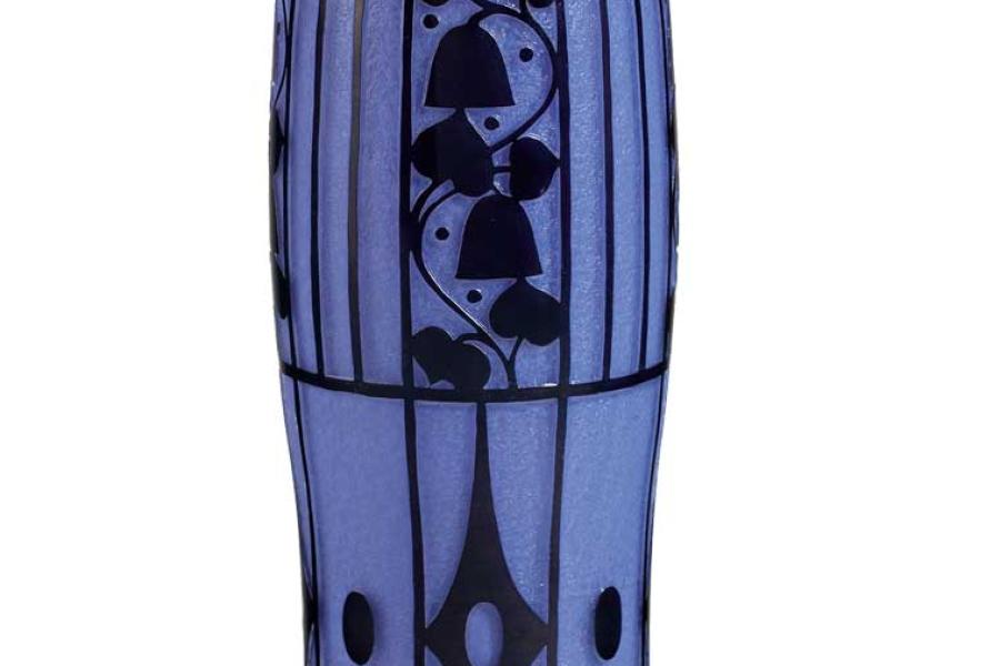 Hoffmann-Vase. Hoffmann-Vase. Taubenblaues Glas in leicht geschwungener Becherform. Schwarzer graphischer Reliefdekor, geschnitten und geätzt. Entwurf Josef Hoffmann 1911-12 für die Wiener Werkstätte. Ausführung Loetz Klostermühle. H 20,5 cm  Ausrufnummer: 232 Ausrufpreis: 1800 Euro