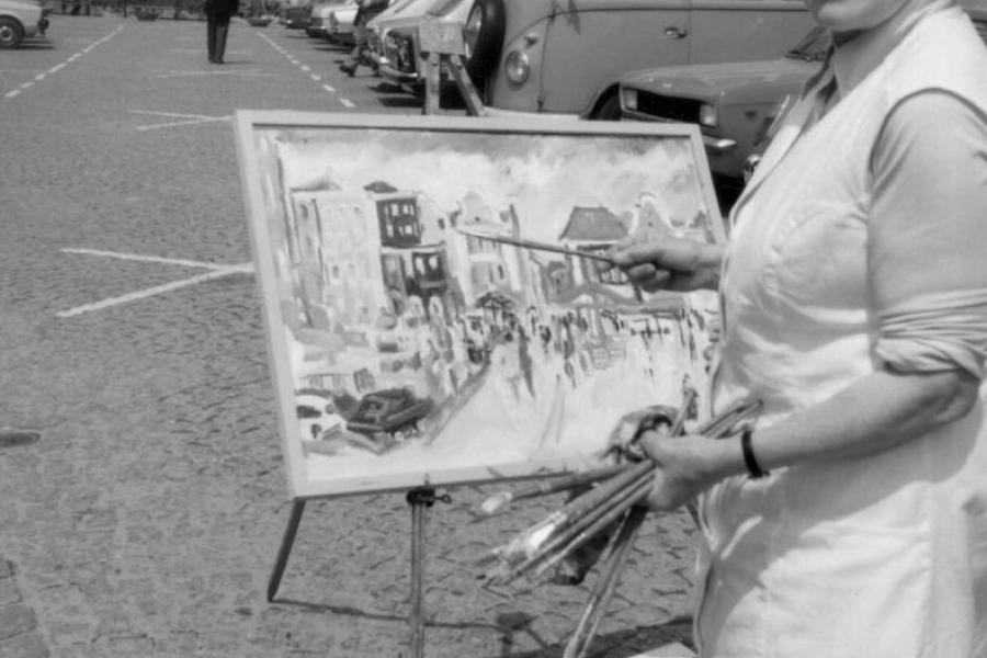 Johanna Dorn auf dem Stadtplatz in Schärding, um 1975 / Foto: Sammlung Fam. Fladerer, Archiv Wiesner, beide Wernstein am Inn