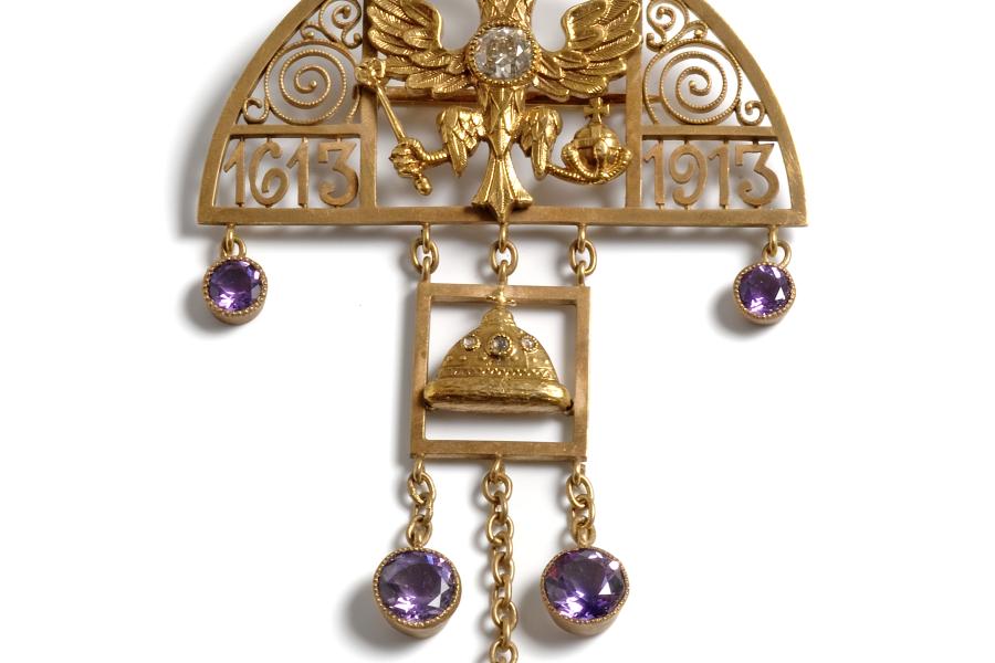 Fabergé-Schmuckstück kommt mit einer prunkvollen, goldenen amethyst- und diamantbesetzten Brosche aus dem Privatbesitz einer russischen Dame zum Aufruf. Für die anlässlich des 300. Jubiläums der Romanow-Dynastie 1913 von Albert Holmström (1876-1925) gefertigte Bijouterie ist ein Mindestgebot von 18.000 € veranschlagt (H. 8,7 cm).