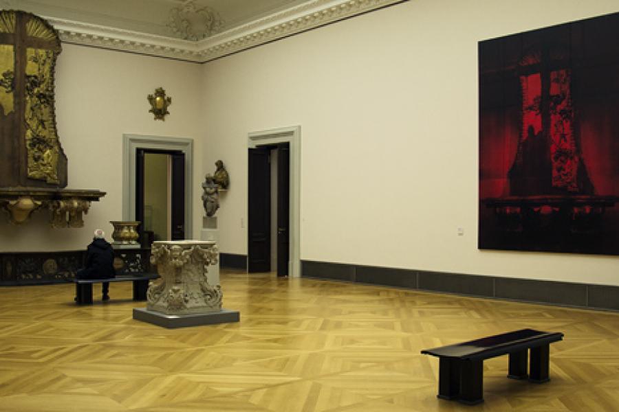 Der Mannheimer Hochaltar von Johann Paul Egell und Red Mannheim I von Mark Alexander im Barock-Saal des Bode-Museums.  © Staatliche Museen zu Berlin; Foto: Fabian Fröhlich