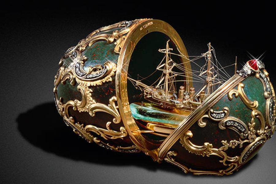 Osterei mit Modell des Kreuzers „Pamjat Asowa“ (3.2 MB) Geschenk von Zar Alexander III. an die Zarin Maria Fjodorowna zum Osterfest des Jahres 1891 Sankt Petersburg, 1891 Firma: C. Fabergé, Meister: M. Perchin Heliotrop, Aquamarin, Brillanten, Diamanten in Rosenschliff, Rubin, Gold, Platin, Silber, Samt Ei: 9,3 х 7 cm, Modell: H. 4 cm, L. 7 cm © The Moscow Kremlin State Historical and Cultural Museum and Heritage Site