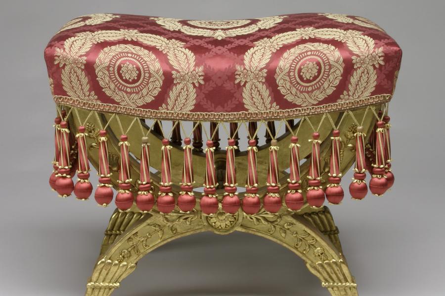 Bildtitel: Tabouret (Hocker) aus der Sitzgarnitur des Großen Salons der Toskanazimmer © Bayerische Schlösserverwaltung