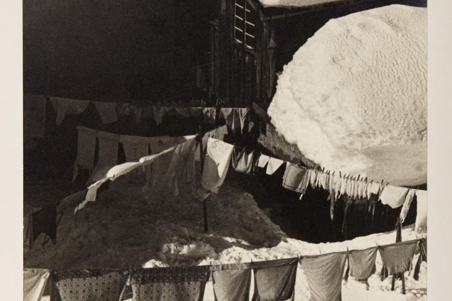 Stefan Kruckenhauser Wäschetrocknen im Winter Stuben, 1935 aus „Du schöner Winter in Tirol“ © Fotosammlung WestLicht