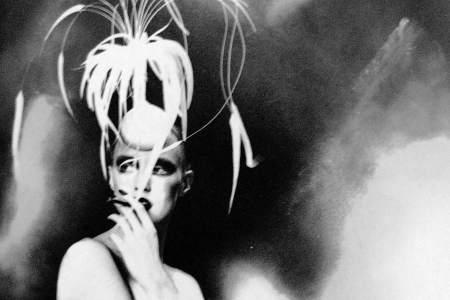 "Krönung des Chic", Jada, Hut von Philipp Treacy, Vogue Deutschland, 1998 © Estate Lillian Bassman  [Nicht abdruckpflichtige Information: Silbergelatine, 24,3 x 32,4 cm]