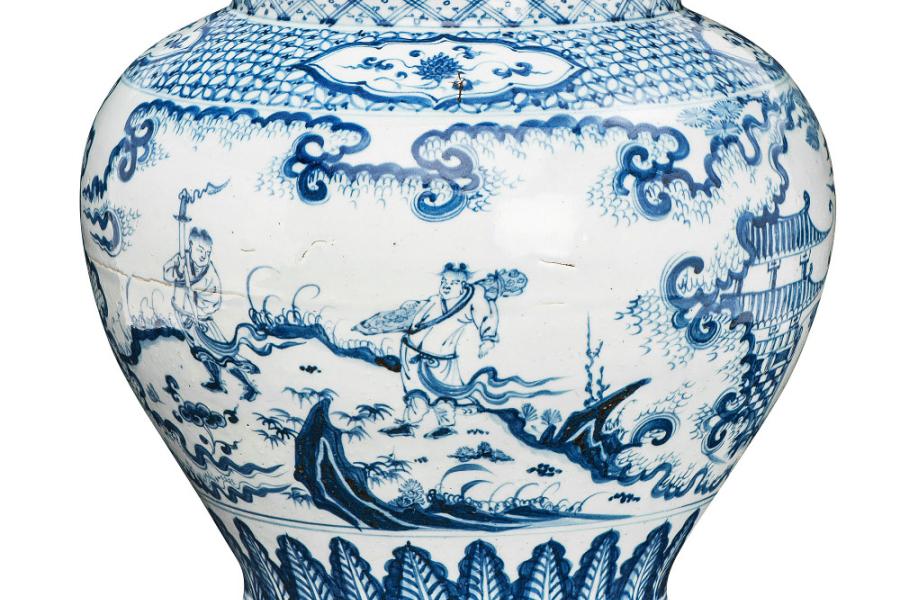 Bedeutende blau-weiße Guan-Vase China, Ming-Dynastie 15. Jh. Porzellan, unterglasurblau bemalt. Limit 50.000 €