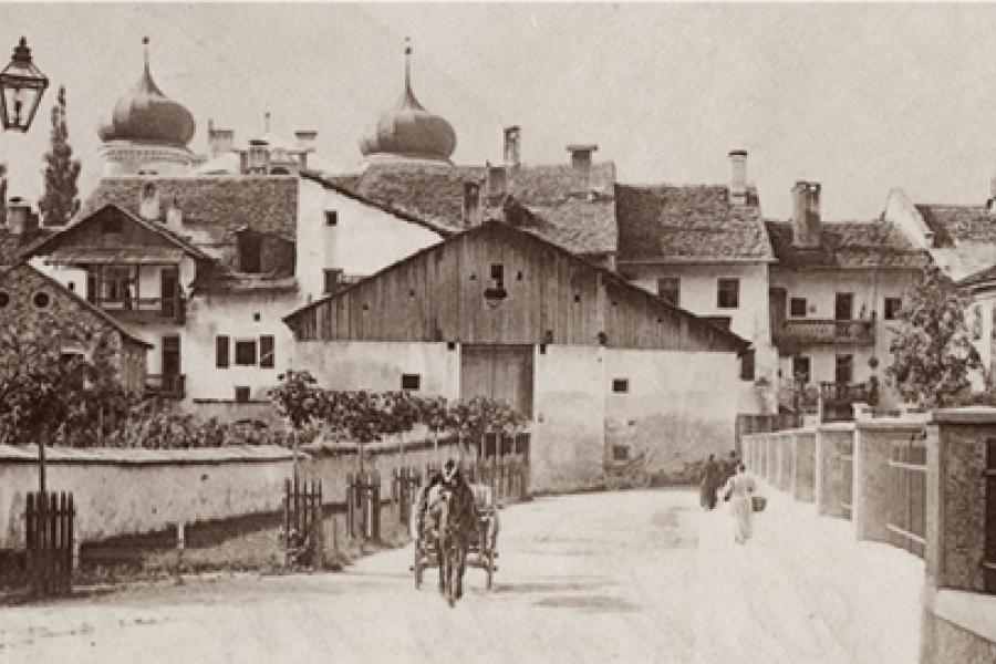 Blick von der Lienzer Spitalsbrücke nach Süden, um 1900. Foto: Tirol Archiv Photographie.