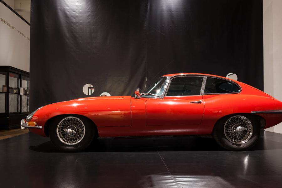 MAK-Ausstellungsansicht, 2014  VORBILDER. 150 Jahre MAK: Vom Kunstgewerbe zum Design MAK-Ausstellungshalle Auswahl Stefan Sagmeister Malcolm Sayers, Jaguar E-Type 4.2 S1 Coupe, US, 1967 © MAK/Mika K. Wisskirchen