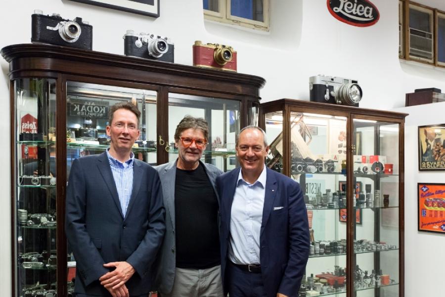 Abb.: Ronald Marcel Peters (CFO Leica Camera AG), Peter Coeln und Alfred Schopf (CEO Leica Camera AG) im Leica Shop, Wien