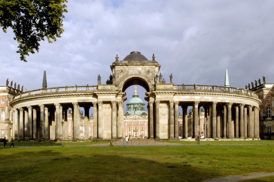 Potsdam, Park Sanssouci, Westseite der Kolonnade mit Triumphtor und Blick auf das Neue Palais, 2014. Foto: SPSG / Wolfgang Pfauder