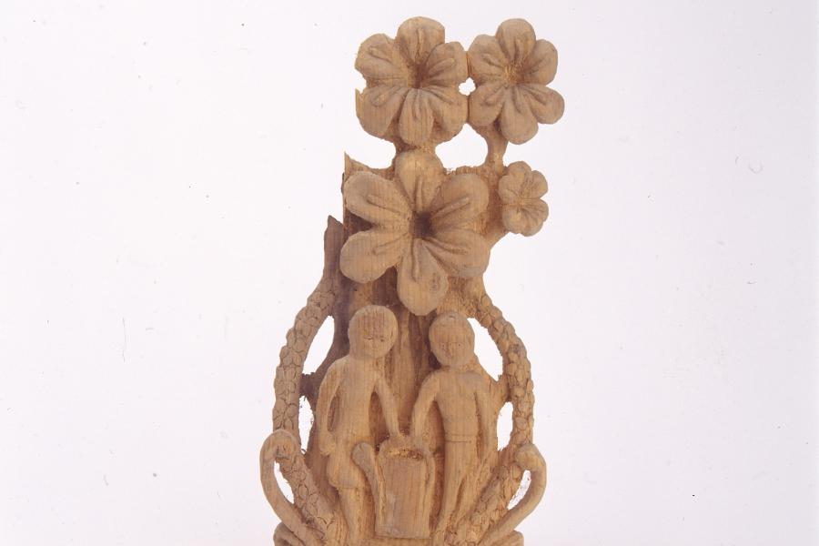 Michael Pankoks, Garten mit übergrossen Blumen und zwei Figuren, um 1960-1983, Holzskulptur, 27.5 cm (Höhe), Bündner Kunstmuseum Chur, Depositum aus Privatsammlung