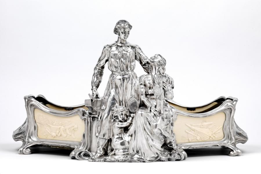 Einzigartige Jardiniere hergestellt von der Belegschaft der Fa. Wolfers frères in Brüssel als persönliches Geschenk an Mr. et Mme Robert Wolfers anläßlich ihrer Hochzeit 1898, Silber, Elfenbein € 45.000 - 60.000