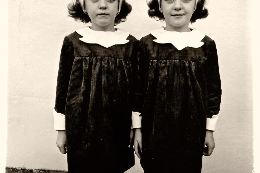 Los 97 DIANE ARBUS (1923–1971) ‘Identical Twins (Cathleen and Colleen), Roselle, N.J.‘, 1967 aus ‘A Box of Ten Photographs’ Silbergelatineabzug, Vintage