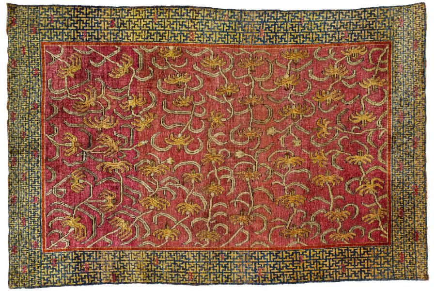 72 Der seidene Kang-Lilienteppich.  Seide auf Seide. 144 x 96cm. Geknüpft in Xinjiang, Anfang des 18.Jh. vermutlich als Auflage für den Kang einer sehr vornehmen Dame am kaiserlichen Hof.  Taxe: (50.000 – 70.000 €) Zuschlag: 110.000 €