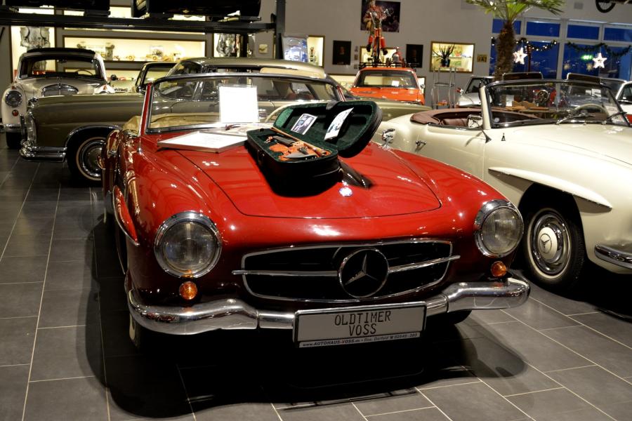 Die Geige auf der Motorhaube hat Helmut Zacharias zwar nicht gespielt, diesen Mercedes 190 SL ist der bekannte Musiker aber tatsächlich gefahren. Das Fahrzeug, Baujahr 1961, wird auf den Kunst- und Antiquitäten-Tagen in Münster zu sehen sein.