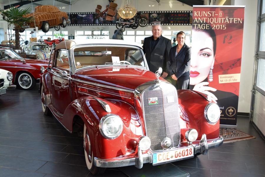 „Leidenschaften“ wecken die chromblitzenden Schätze wie dieses Mercedes Benz 220A Cabriolet von 1959, die Ralf Voss auf den Kunst- und Antiquitäten-Tagen in Münster zeigt. Projektleiterin Jeanette Bouillon freut sich auf dieses und weitere historische Fahrzeuge.