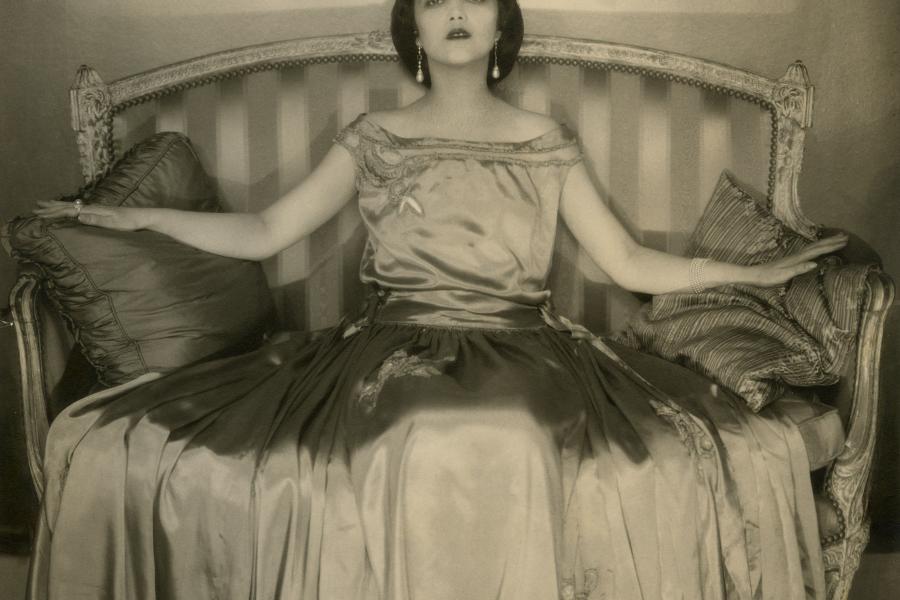 02 EDWARD STEICHEN Schauspielerin Jetta Goudal in einem Seidenkleid von Lanvin, 1923 Courtesy Condé Nast Archive © 1923 Condé Nast Publications