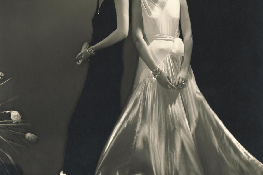 10 EDWARD STEICHEN Marion Morehouse und ein unbekann- tes Model in Kleidern von Vionnet, 1930 Courtesy Condé Nast Archive © 1930 Condé Nast Publications