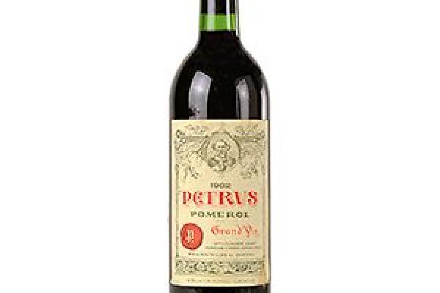 02 4648       Limit 3.500,- € 3 Flaschen 1990 Château Petrus,  Pomerol, Premier Grand Cru Classé, Original-Holzkiste, je 75 cl