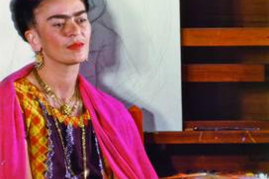 Frida Kahlo vor dem Entwurf zu dem Bild El abrazo de amor, Coyoacan, Mexico City, um 1948 Digitaler Colorprint 2014 © IMEC, Fonds MCC, Vertrieb bpk / Photo Gisèle Freund