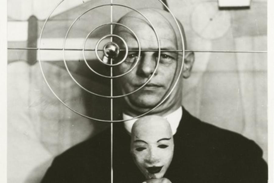 Bildnachweis: Oskar Schlemmer mit Maske und Metallobjekt, ca. 1931, Oskar Schlemmer Archiv, Staatsgalerie Stuttgart, Repro nach Original, um 1975, © Foto: Staatsgalerie Stuttgart