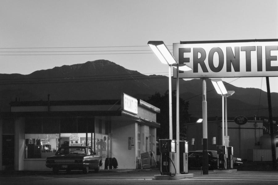 Robert Adams, aus: "The New West", 1968-72, "Pikes Peak, Colorado Springs", 1969, Silbergelatine Print, 15,2 x 14,1 cm, © Robert Adams, Courtesy Fraenkel Gallery, San Francisco