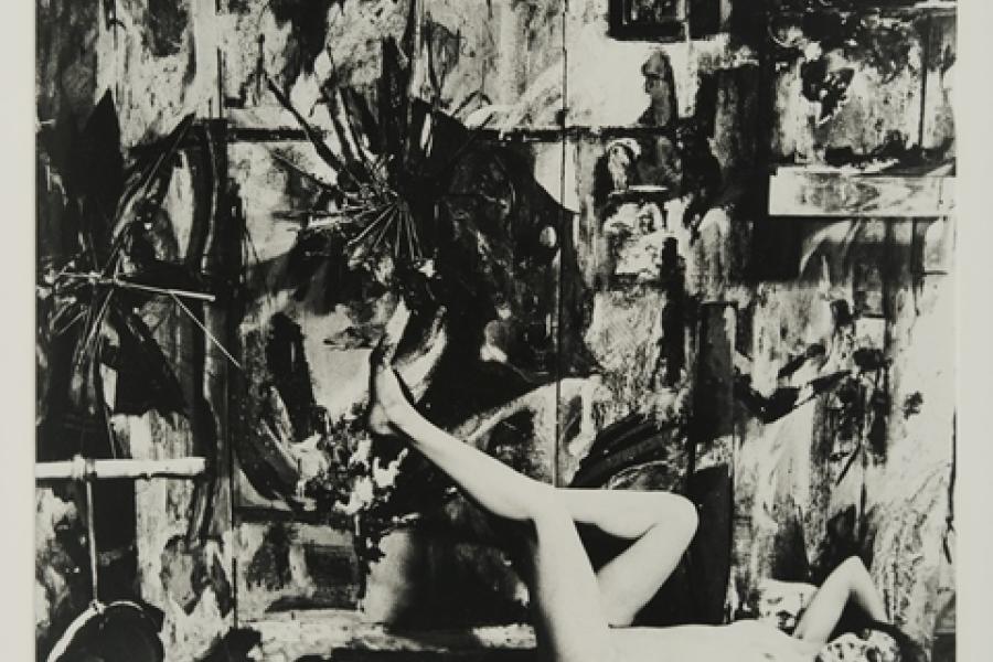 Carolee Schneemann Eye Body: 36 Transformative Actions for Camera, 1963 (Auge Körper: 36 transformative Aktionen für die Kamera) Fotoserie, Atelier der Künstlerin, 122 West 29th Street, New York, NY, US, Dezember 1963 18 Silbergelatineabzüge, Je 61 x 51 cm Auflage: 8/8 + 2 AP Courtesy C. Schneemann und P.P.O.W Gallery, New York, Foto: Erró © Carolee Schneemann, © Bildrecht, Wien, 2015, © Erró (*1932)