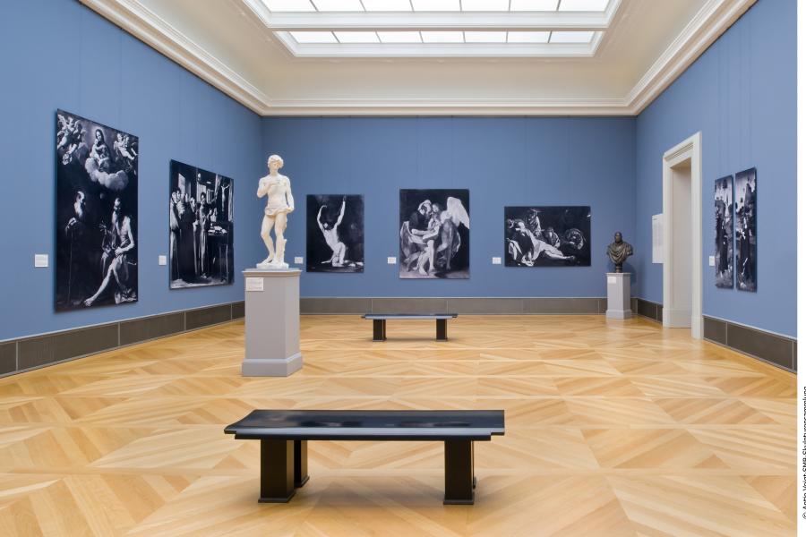 Bode-Museum, Blick in Saal 257. Fotoabzüge in Originalgröße von Gemälden von Guido Reni, Francisco de Zurbarán, Jusepe de Ribera, Caravaggio und Petrus Christus; in der Mitte steht der Abguss des Johannes des Täufers, den Bode für ein Frühwerk Michelangelos hielt (wahrscheinlicher Rom, um 1600); rechts steht der Abguss der bronzen Büste des Francesco del Nero von Giulio Mazzoni, um 1560 - alle Werke seit 1945 verschollen. © Staatliche Museen zu Berlin, Skulpturensammlung und Museum für Byzantini