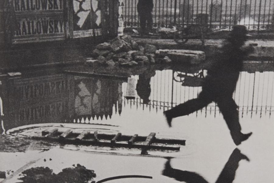 01 – Los 69 HENRI CARTIER-BRESSON (1908–2004) ‘Derrière la Gare Saint-Lazare’, Paris 1932 Silbergelatine-Abzug, geprintet in den späten 1950er Jahren, früher großfor- matiger Ausstellungsprint 55,2 x 39,2 cm Rücks. Fotografenstempel € 15.000 / € 25.000-30.000