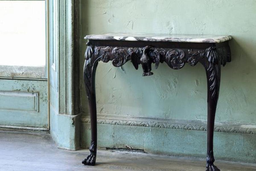 Los 137 AN IRISH GEORGE II CARVED MAHOGANY CONSOLE TABLE £25,000 - 40,000 €35,000 - 55,000