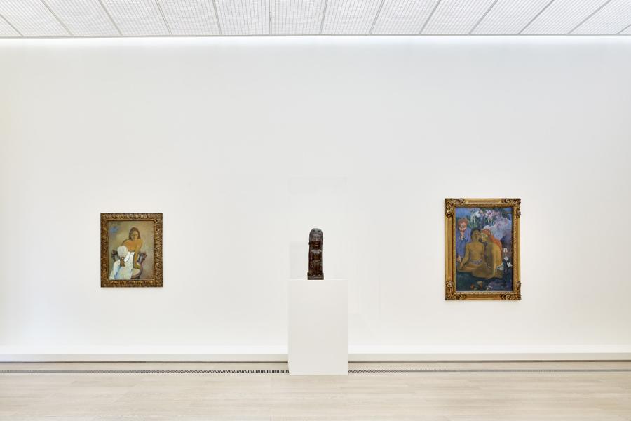 Installationsansicht der Ausstellung « Paul Gauguin », Fondation Beyeler, Riehen/Basel, 2015, mit den Werken: Femme à lʼéventail, 1902; Thérèse, 1902; Contes Barbares, 1902 Museum Folkwang, Essen; Lefevre Fine Art, London; Museum Folkwang, Essen Foto: Mark Niedermann