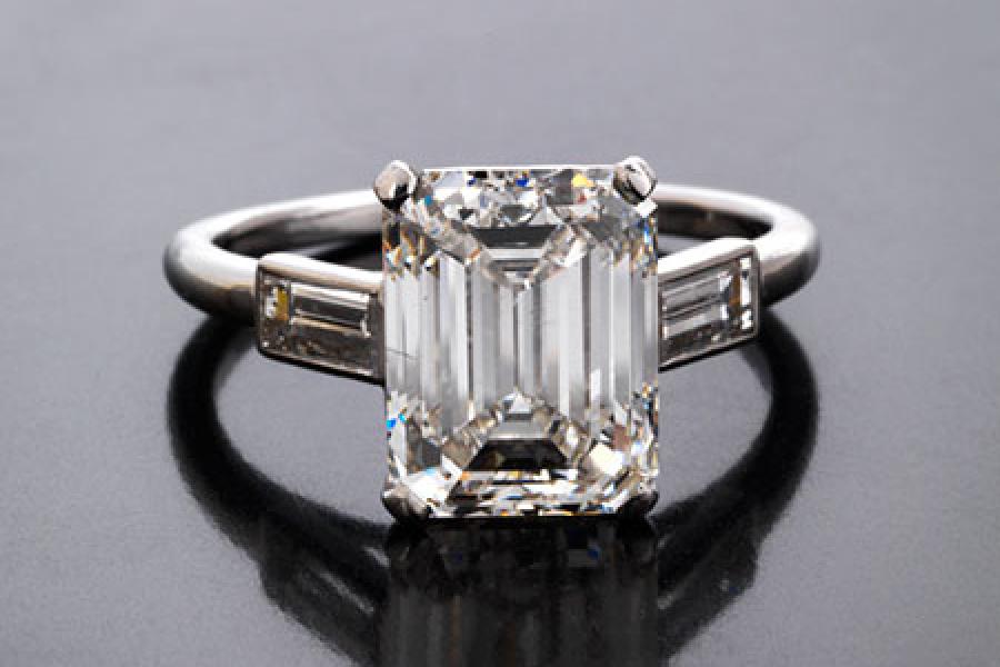 1439 Diamantring von Cartier  Ringweite: 55. Gewicht: ca. 4,7 g. Platin. Signiert „CARTIER PARIS“.  Schätzpreis: € 110.000 - 120.000