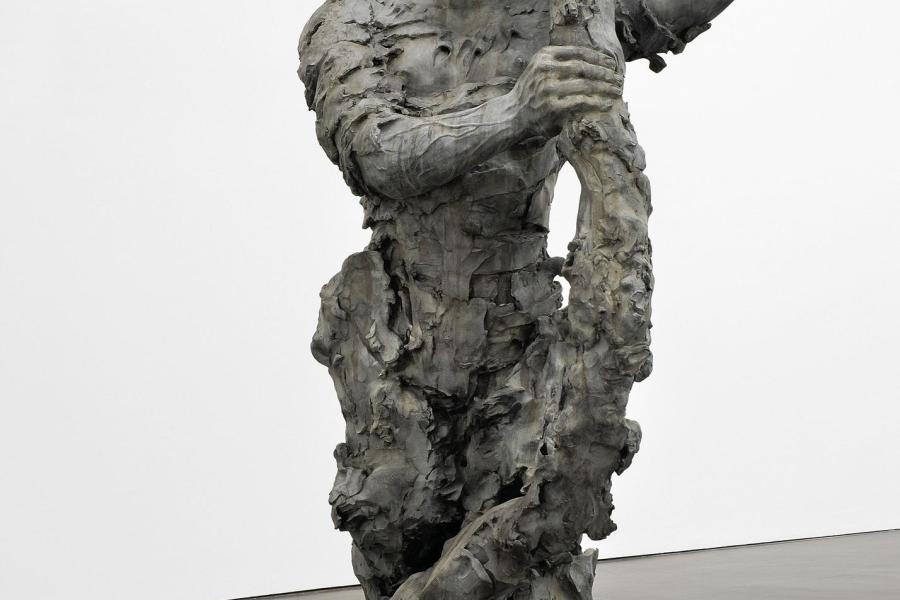 Stella Hamberg: “Berserker I”, 2007 Bronze, patiniert 244 x 150 x 100 cm courtesy Galerie EIGEN + ART Leipzig/Berlin Foto: Uwe Walter, Berlin