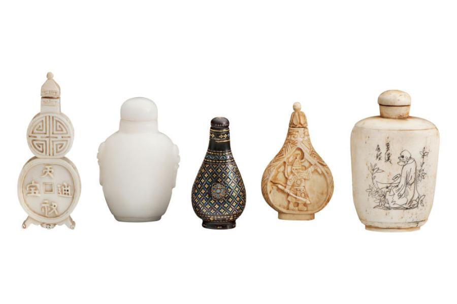 3056 Sammlung von fünf snuff bottles aus edlen Materialien China 19./20. C. Elfenbein, geschnitzt, Jade, geschnitten, Holz und Bein, geschnitzt und graviert. Davon eine aus ... 	Limit: 400,- EUR