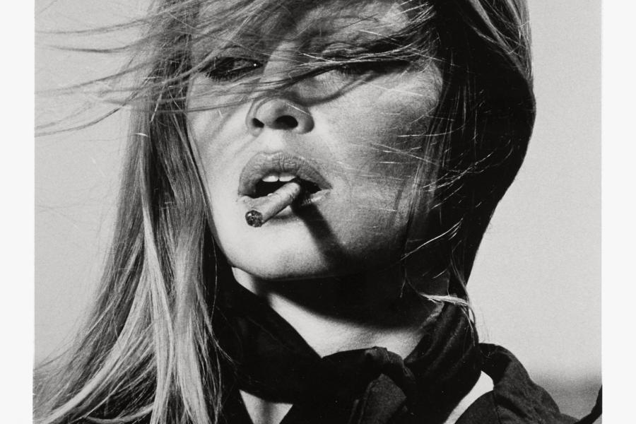 3 – Los 234 TERRY O'NEILL (* 1938) Brigitte Bardot, Spanien 1971 Silbergelatineabzug, späterer Abzug 42,5 x 28,4 cm Vorne im Rand vom Fotografen signiert, beschriftet und nummeriert, Editionsnr. 34/50 € 6.000 / € 10.000 – 12.000