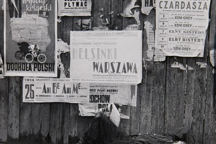 10 – Los 139 WERNER BISCHOF (1916–1954) Nachkriegsleben in Polen, 1948 10 Silbergelatineabzüge, Vintage, geprintet in den frühen 1950er-Jahren ca. 25 x 20 cm (8), ca. 20 x 20 cm (2) Rücks. je der Agenturstempel des Fotografen, div. Pressestempel und Beschriftungen € 4.000 / € 8.000 – 9.000