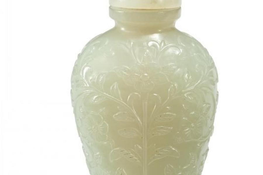 2103 SNUFFBOTTLE. VASENFÖRMIG MIT ZUGEHÖRIGEN DECKEL VON DERSELBEN HAND. WEIßLICHE JADE. Taxe: 26.000 – 35.000 EUR