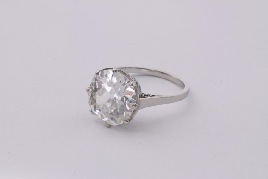 Ring mit großem Diamantsolitär Lot 143 R Schätzpreis: €20.000 - €25.000 Ergebnis: €35.960