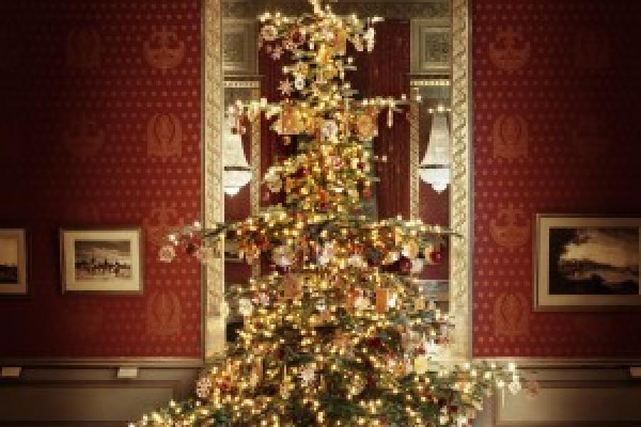 Der Weihnachtsbaum in seinem traditionellen Aufputz im Audienzzimmer der Albertina