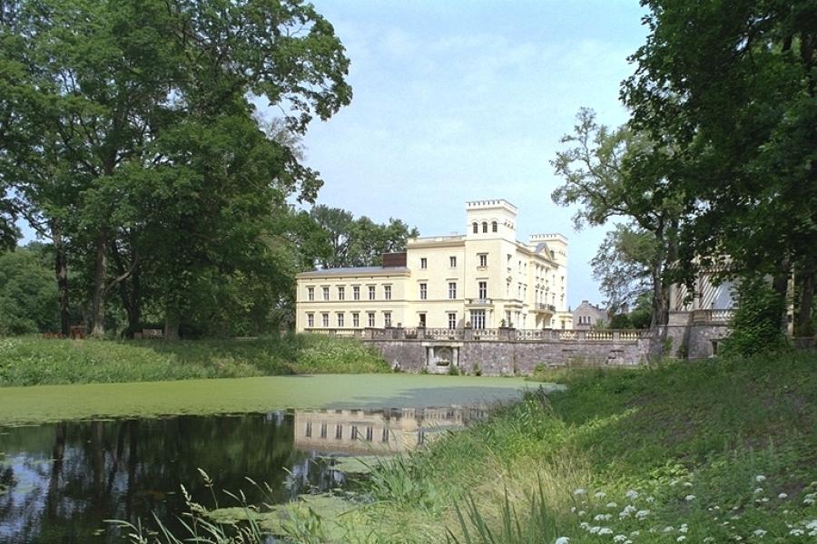 Blick auf Schloss Steinhöfel vom englischen Landschaftspark aus. Foto: Schloss Steinhöfel