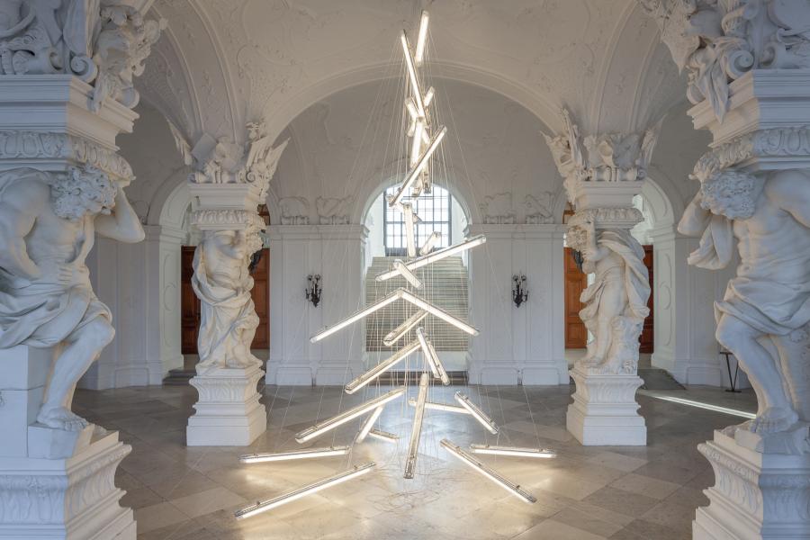 Manfred Erjautz, Under the Weight of Light, 2015 Feuchtraumbalken mit Leuchtstoffröhren, Elektrokabel, Seile und Metall Höhe: 6,4m © Belvedere, Wien / Bildrecht, Wien 2015