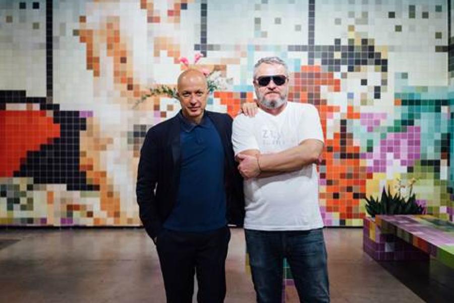 Abbildung: (von rechts) Künstler Tobias Rehberger mit Sam Keller, Direktor der Fondation Beyeler vor Tobias Rehberger, 1661-1910 from Nagasaki, Meiji, Setti, 2015 an der Art Basel Miami Beach 2015; Foto: Marco Andres Argüello