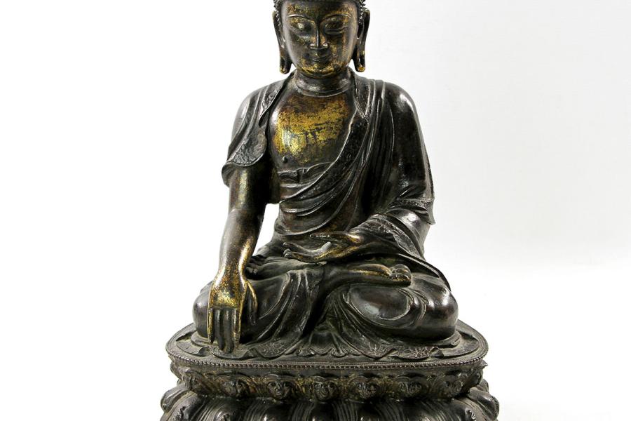 Schöne Bronze des Buddha Shakkyamuni. TIBETO-CHINESISCH, um 1900 Reste einer Vergoldung, H 33 cm. Altersspuren