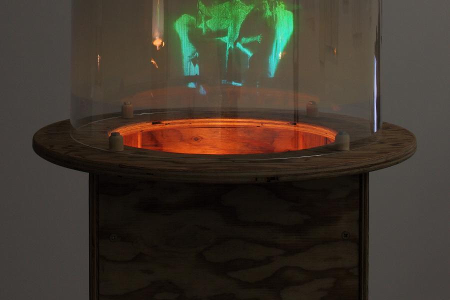 Simone Forti Huddle, 1976 [Zusammendrängen] Integral-Hologramm (Multiplex) 30,4 x Ø 44,5 cm Hergestellt von Lloyd Cross © Sammlung Generali Foundation – Dauerleihgabe am Museum der Moderne Salzburg, Foto: Rainer Iglar