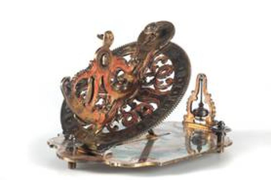 Äquatoriale Minutensonnenuhr, Kopie um 1900, nach einem Vorbild von ca. 1720, Messing graviert und teils rot eingefärbt, Minutenskala mit römischen Ziffern, Polhöheneinstellung auf Grundplatte, darauf drei Stellschrauben und Senkellot. Größe ca. 21 x 14 cm. Rufpreis € 1.500 (Foto 139-86287/1)