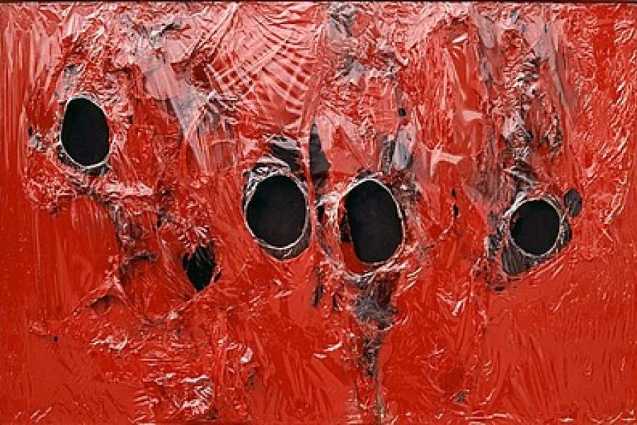 Alberto Burri, Rosso plastica (Rotes Plastik), 1962, Plastik (PVC), Acryl und Verbrennungen auf schwarzem Stoff, 65 x 100 cm, Privatsammlung, © Fondazione Palazzo Albizzini Collezione Burri, Città di Castello/ VG Bild-Kunst, Bonn 2016 / SIAE, Rom