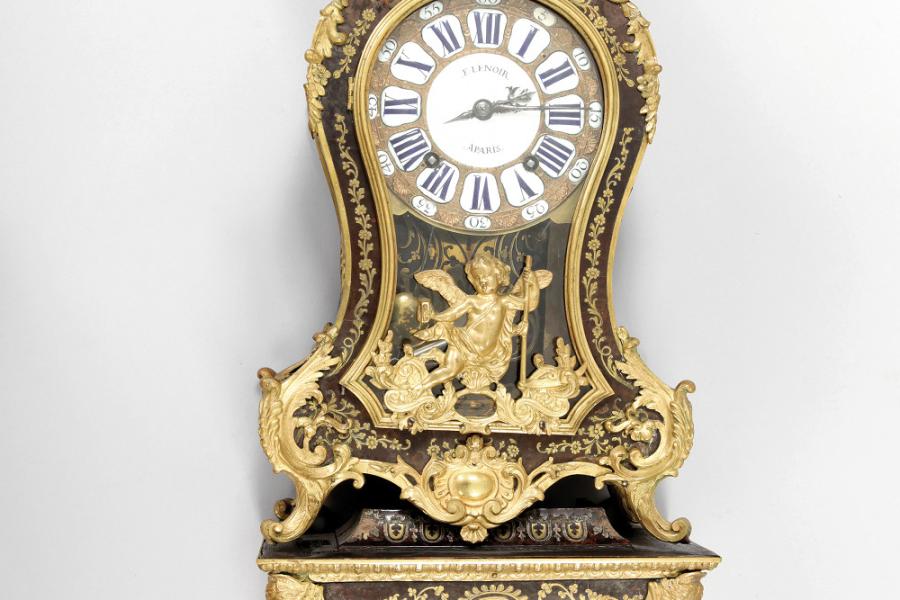 Boulle-Prunkpendule mit Konsole Messing/Bronze/Schildpatt u.a., Étienne LeNoir (Paris), 18.Jh. (Kat.-Nr. 562), Schätzpreis 3.000,- EUR Zuschlag 4.500,- EUR