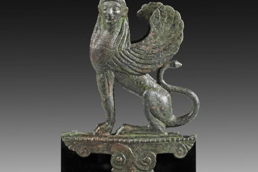 Sphinx. Griechenland, um 500 v. Chr. Bronzevollguss, H 14,4cm. Schätzpreis:	20.000 EUR