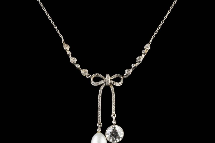 ART-DÉCO DIAMANT-COLLIER MIT NATURPERLE, Mitteleu-ropa, um 1920, Gelbgold, Platin. L. 38 cm, Ges.-Gew. ca. 6,6 g. Gold 18 K. Erlös 6.700,- €.