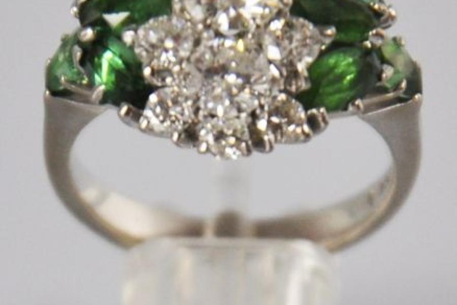 REPRÄSENTATIVER BRILLANTRING Halbkugel besetzt mit Brillanten um 1,5ct, mit lanzettförmigen Turmalinen als stilisierte Blätter, Fassung Platin, Gr.55, Mindestpreis:	3.500 EUR